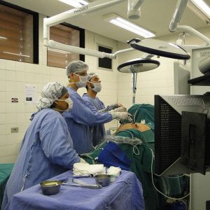 surgery-nephrectomy-laparoscopy-doctors